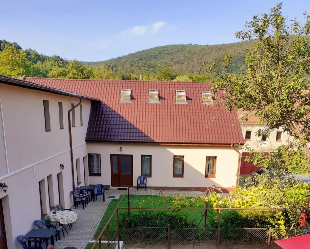 فندق Casa Bunicii Sasca Montană المظهر الخارجي الصورة